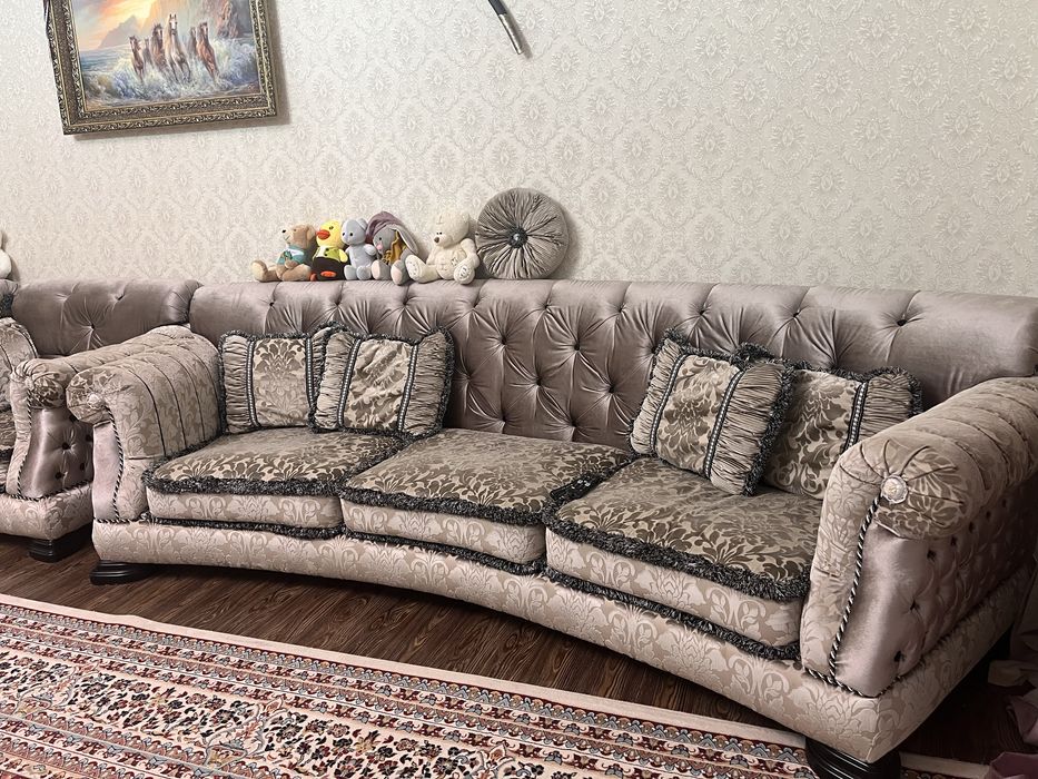 Срочно продаю диван с креслами.