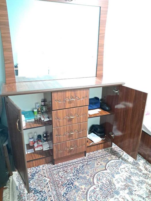 Трюмо сотилади - Продам трюмо