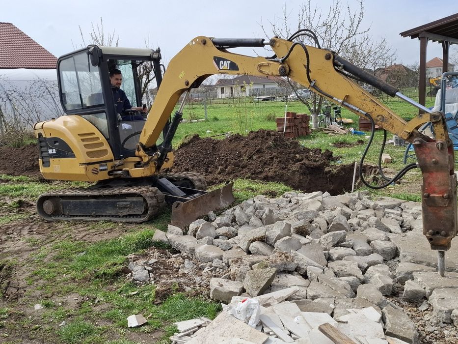 Închiriez miniescavator