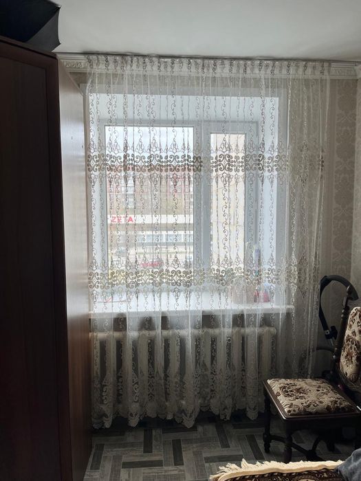 Тюль белая -серебристая .