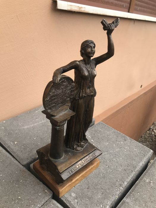 Statuetă din bronz signat