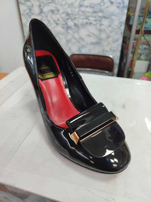 Продам фирменные туфли