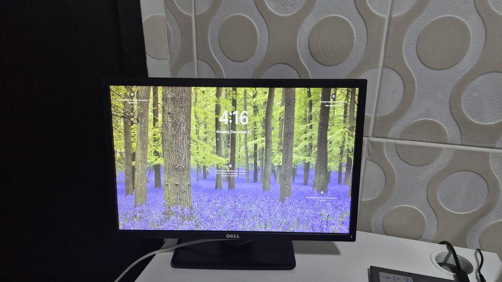 Monitor Dell 22 inch cu rotire vertical si orizontal