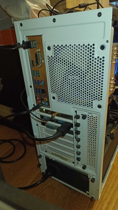 Геймърски компютър (i5-7600K, ASUS Z270 MkII, RX 470 8GB, 240GB SSD)