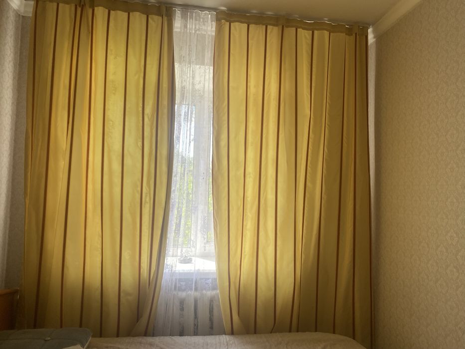 Шторы  плотный шелк в отличном состоянии 2 пары шторы 4 полотна по 1.5
