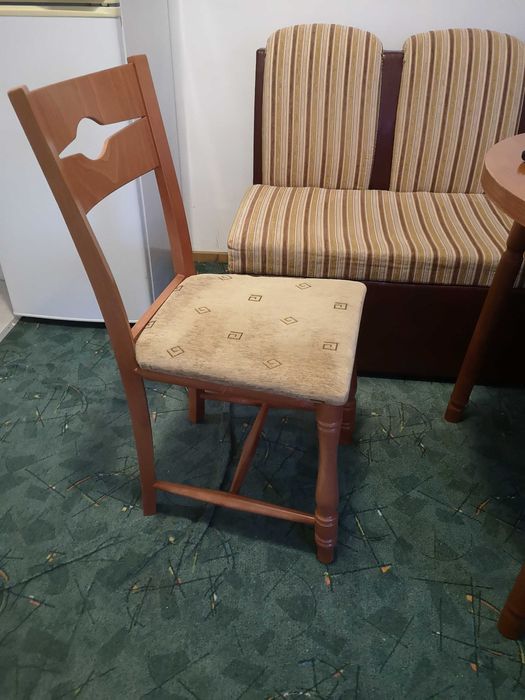 стол с цвят череша