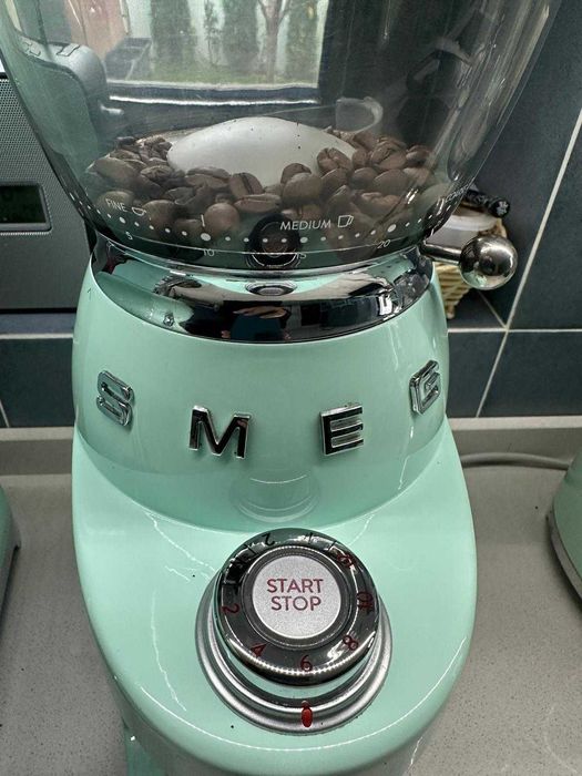 Espressor Smeg ECF01PGEU, 1350 W, 15 bar + Rasnita de cafea