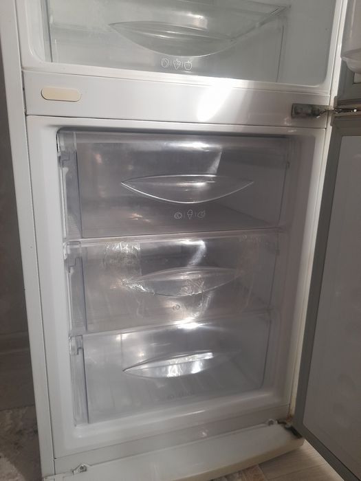 Холодильник  с морозильной камерой  LG.
