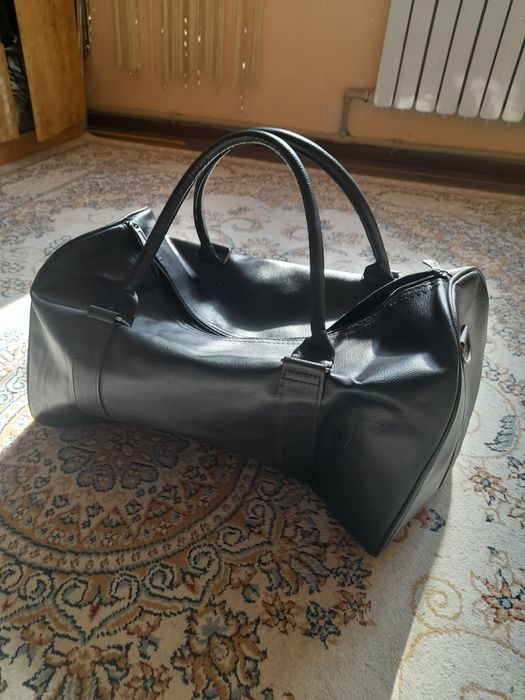 Спорт сумка.  Қара түсті.  Бірақ рет қолданған.