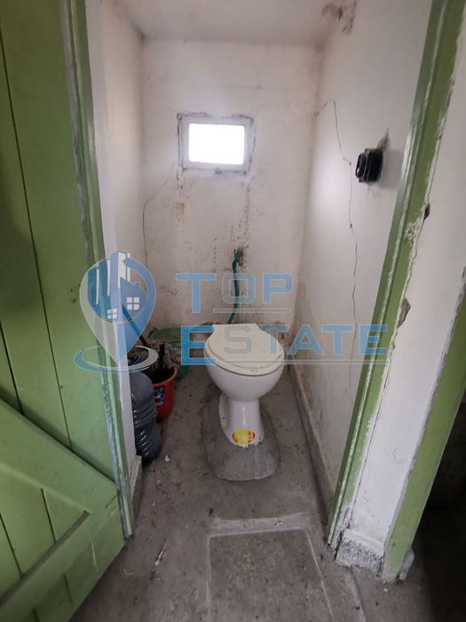 Тухлена къща с гараж и голям двор в село Джулюница, област Велико Тър