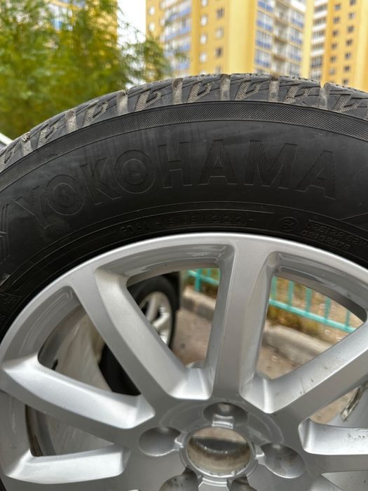 Продаю комплект шин с дисками для Audi A4.