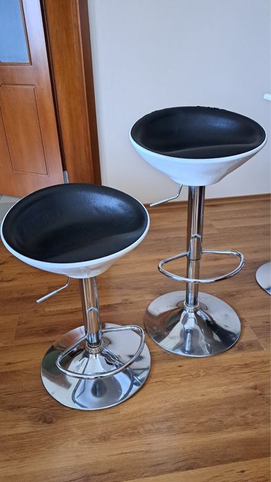 Продавам два барови столове