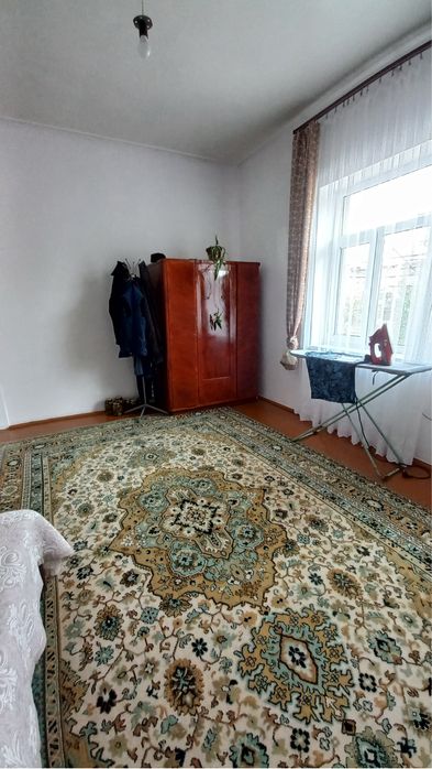 Urgut shahar markazida katta yer uchastkali uy.