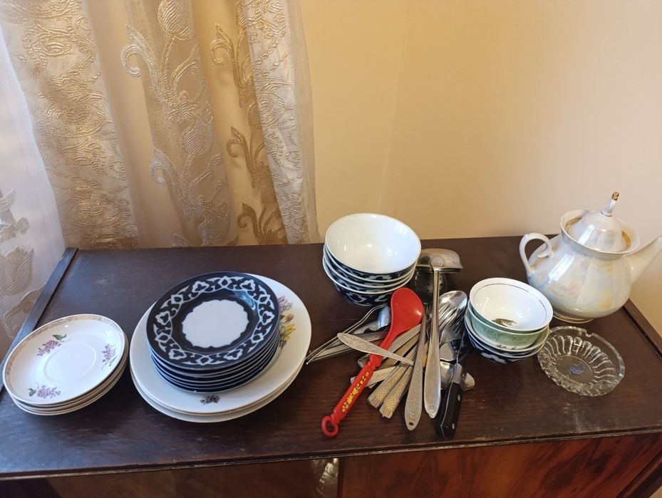 Посуда , тарелки , пиалушки , косушки и ложки , вилки.