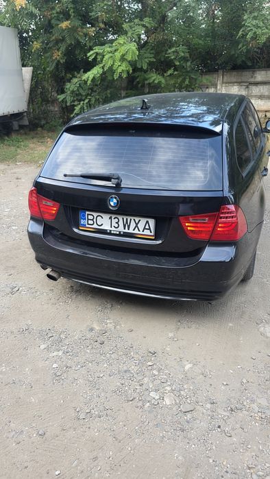 Vând BMW seria 3  316 anul2010 masinase poate vedea in Bacău nr telefon 0749535747