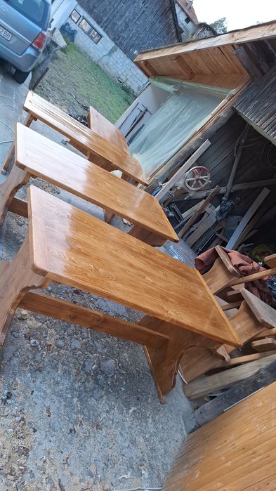 Маса с пейки и столове