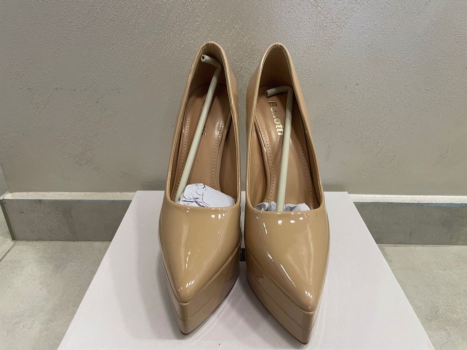 Бежови обувки на висок ток