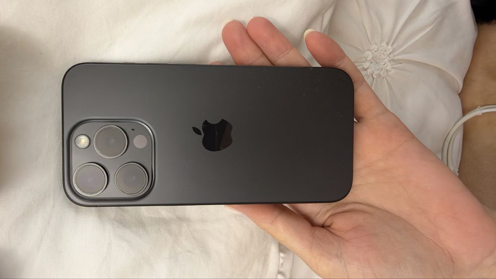 iPhone 15 Pro 128 GB, negru, + 3 huse incluse