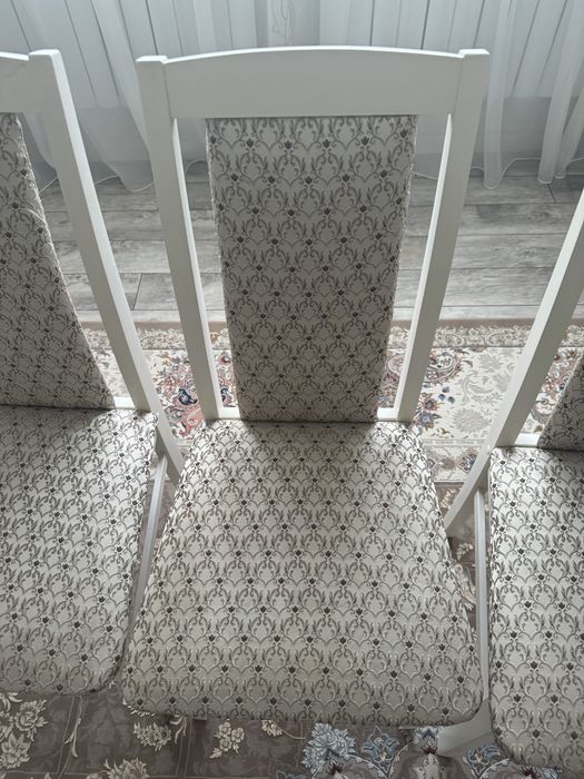 Белые стулья.