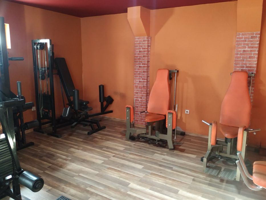 Продавам Фитнес / Бизнес + оборудване/