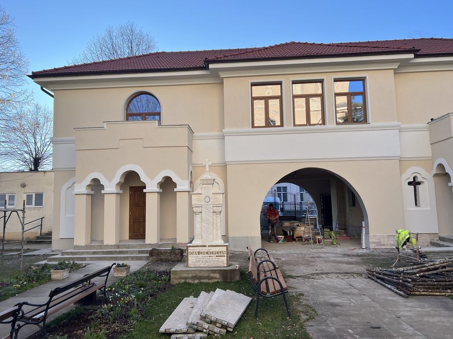 Execut Tencuială mecanizată finisaje interioare si exterioare