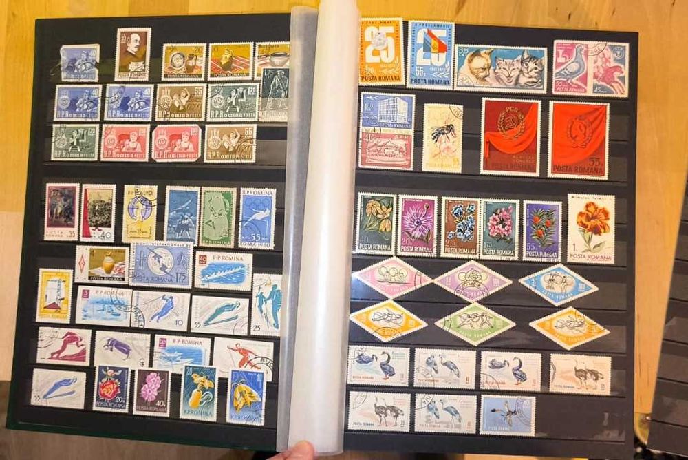 Clasor cu aprox 450 timbre
