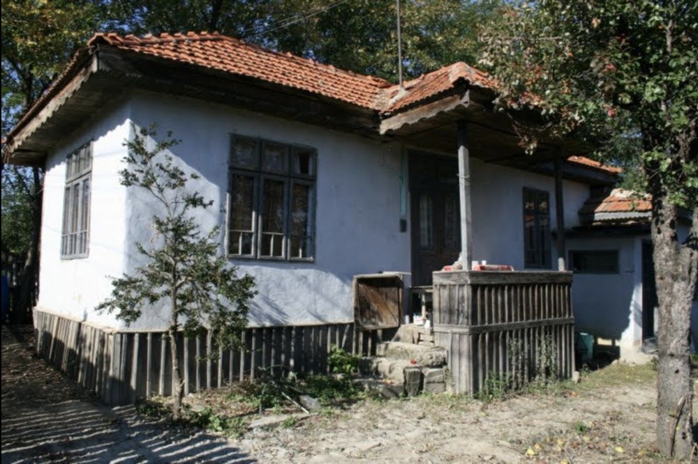 Teren cu casă bătrânească de vânzare Topliceni
