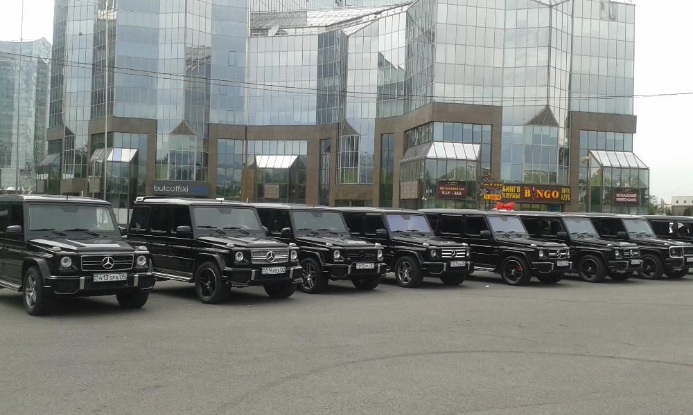 Много гелендвагенов. G55 AMG кортеж. Гелендваген кортеж. Мерседес 2 ГЕЛИКИ кортеж. Мерседес Гелик Бандитский кортеж