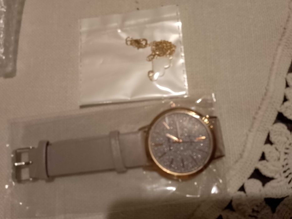 Подаръчни комлекти - часовник с 4 бр. кожени гривни