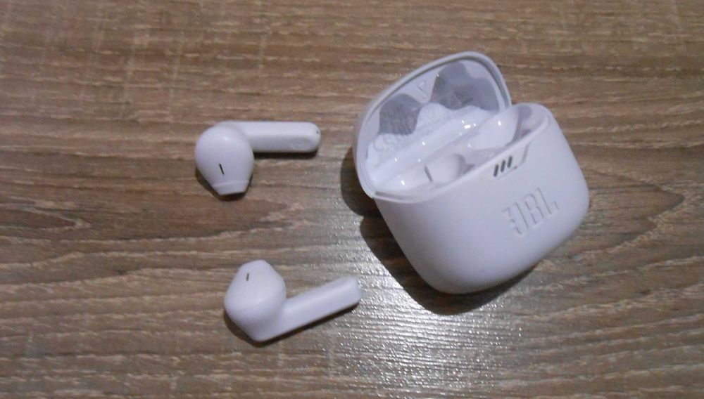 Casti Wireless JBL Tune,ca noi ,albe
