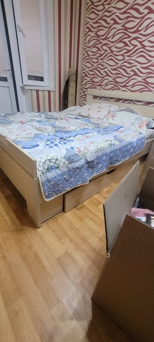 Кровать и комод  с зеркало