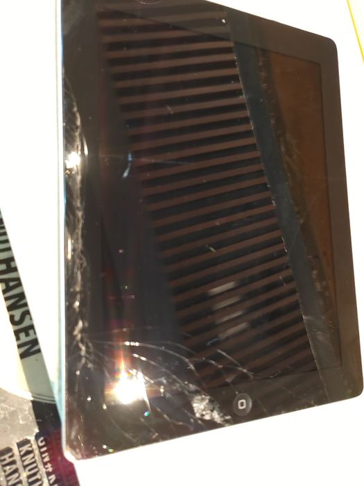 Продавам iPad Air 9.7" Wi-Fi + Cellular