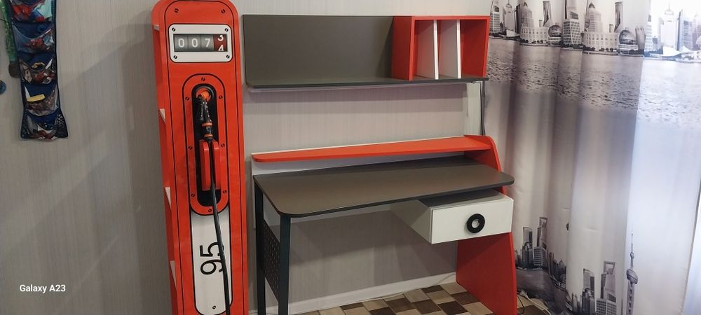 Стол письменный с полками