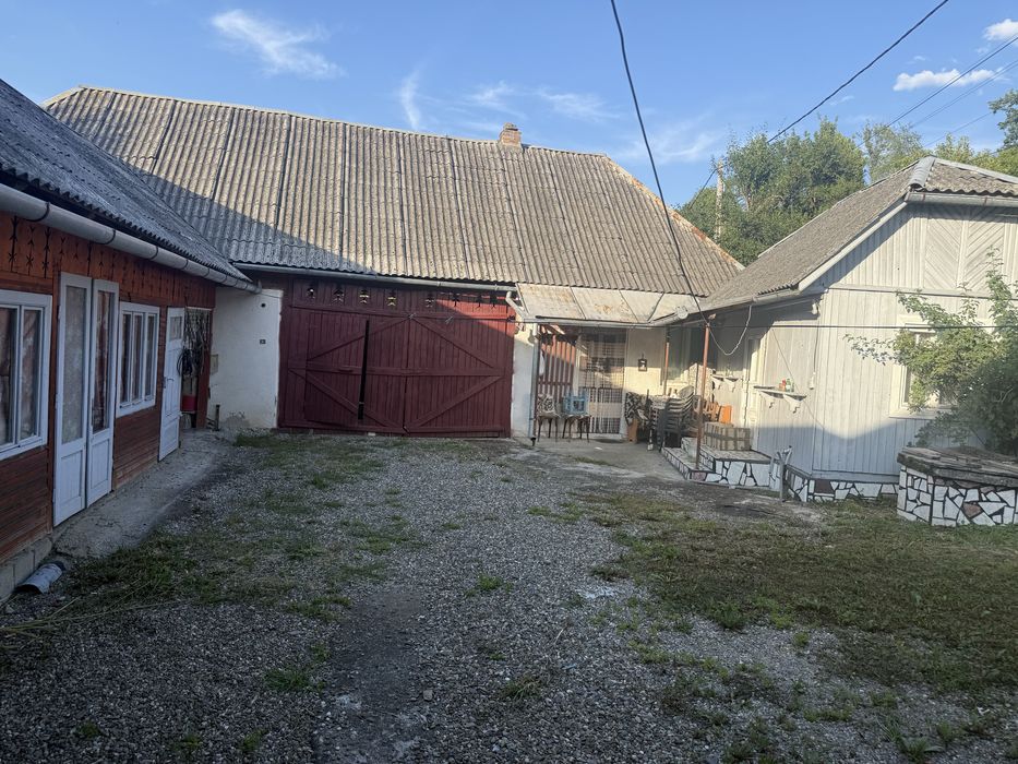 Vand proprietate cu 3 case , grajd , beci si teren cu pomi fructiferi