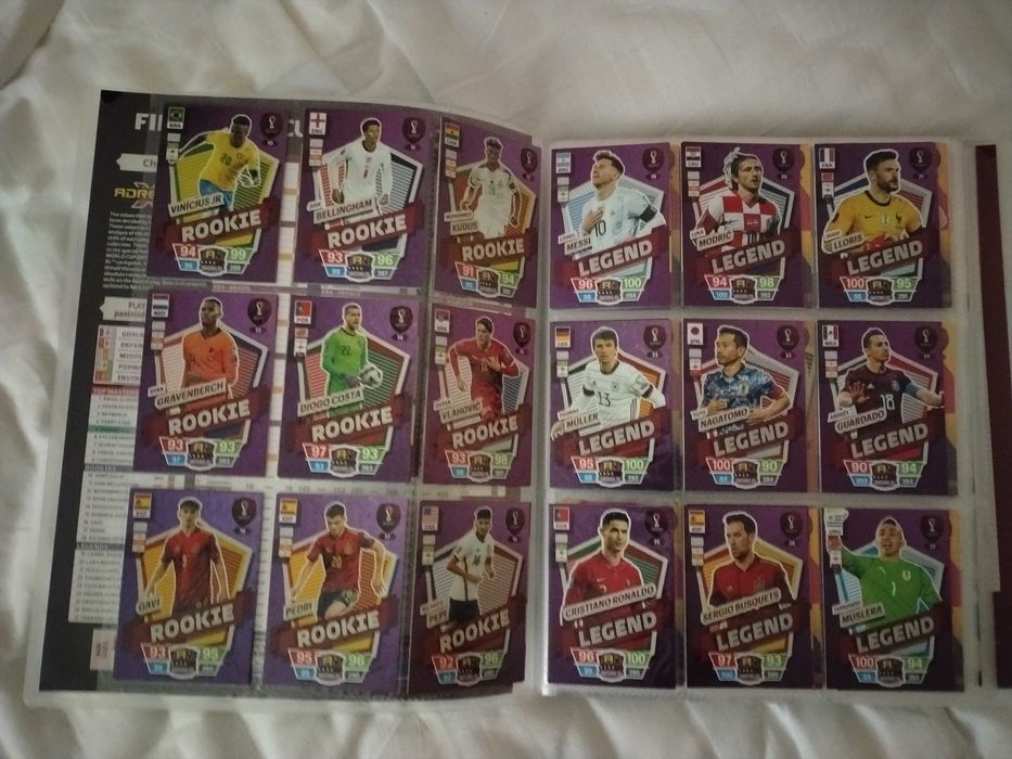 Колекционерски албум за карти  Panini World Cup Qatar Adrenalyn XL запълнен с всички карти