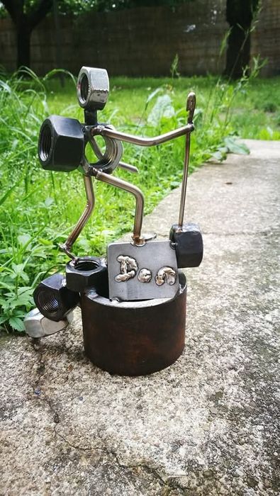 Vand obiecte făcute din metal