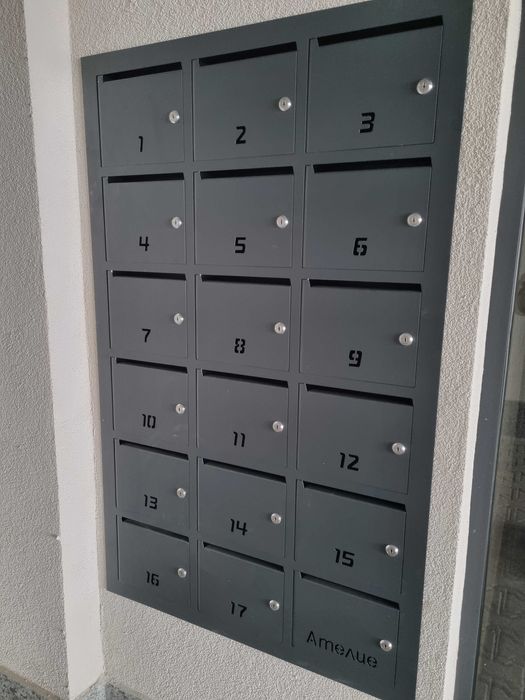 Метални пощенски кутии.