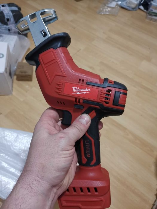 Fierăstrău tip sabie pentru baterii Milwaukee