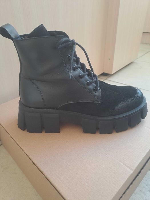 Дамски боти от естествена кожа и велур в черно