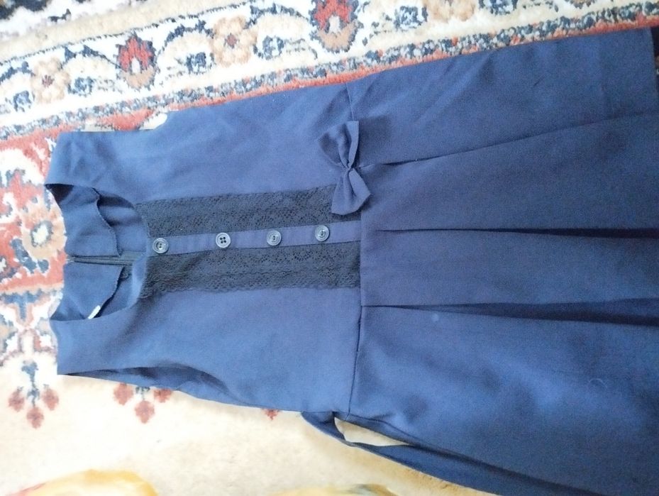 Продам школьные блузки и юбки