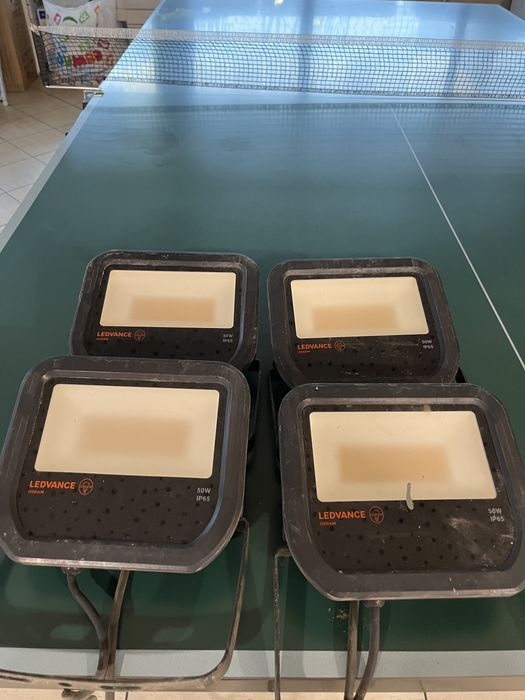 Продавам 4 броя LED прожектор