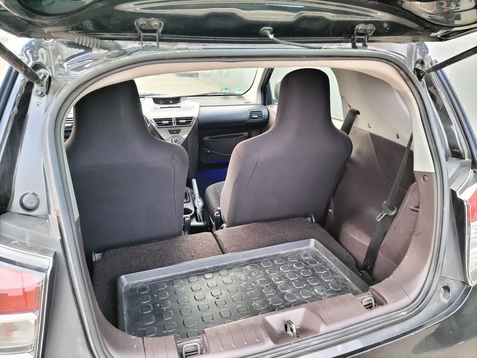 Toyota IQ.  (Smart Aygo)