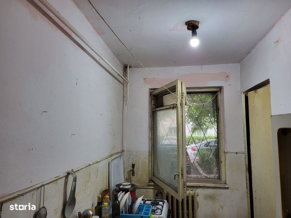 Apartament 3 camere, parter, cu balcon. Necesita renovare completa.