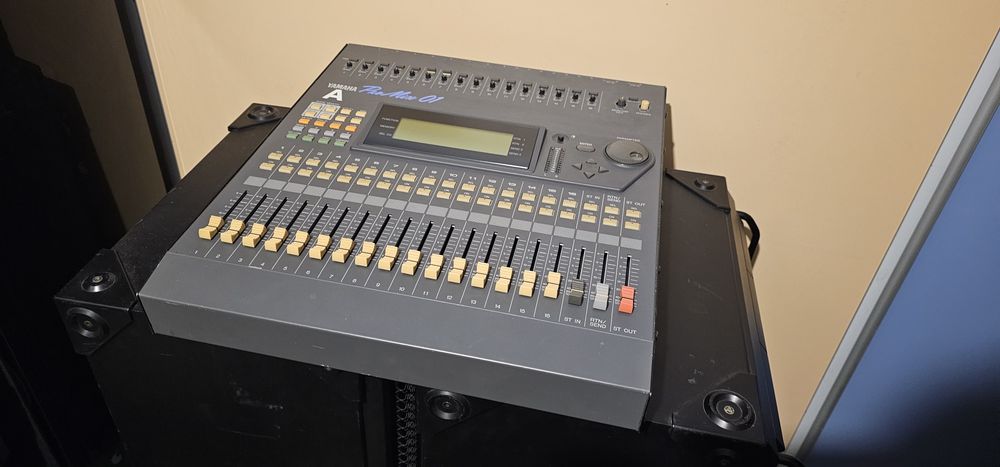 Mixer Yamaha Pro Mix 01 ca Behringer Dynacord RCF Soundcraft FBT