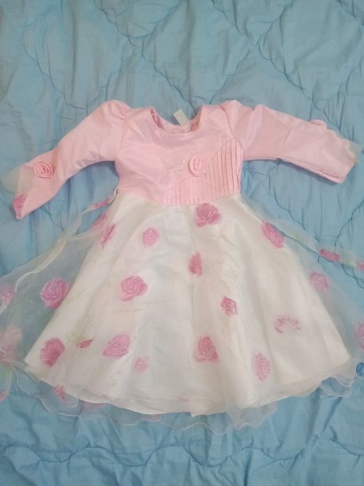 Продам платье девочке на 3-5 лет