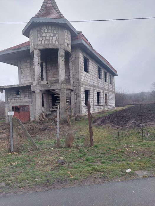 Casa de vanzare cu etaj