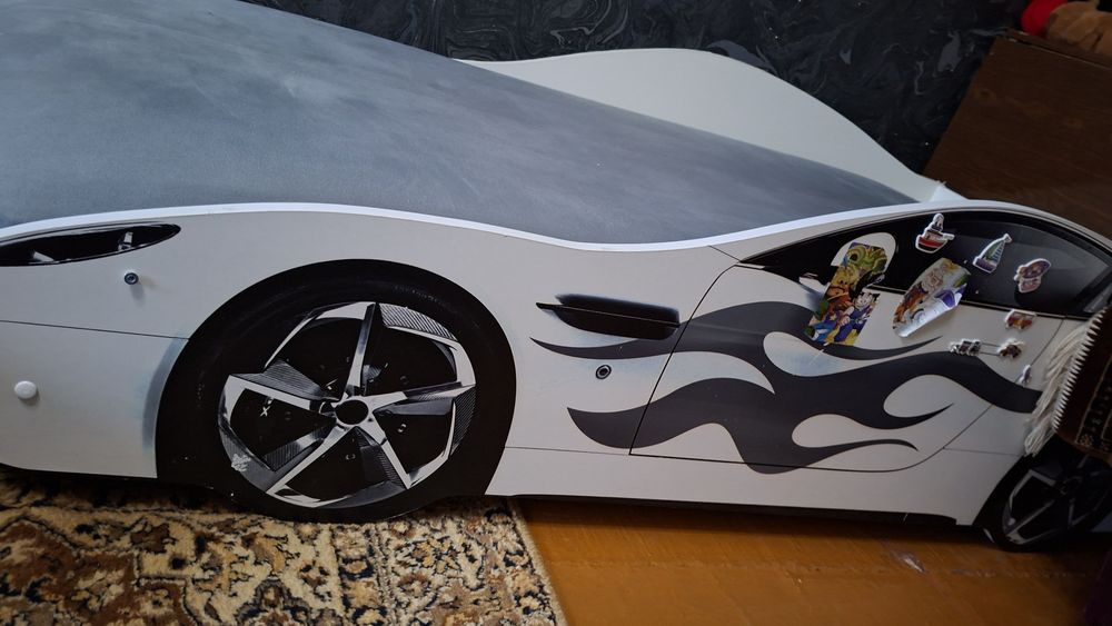 Продам детскую кровать машинку