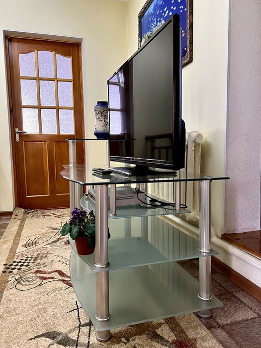 Тумба стеклянная под телевизор