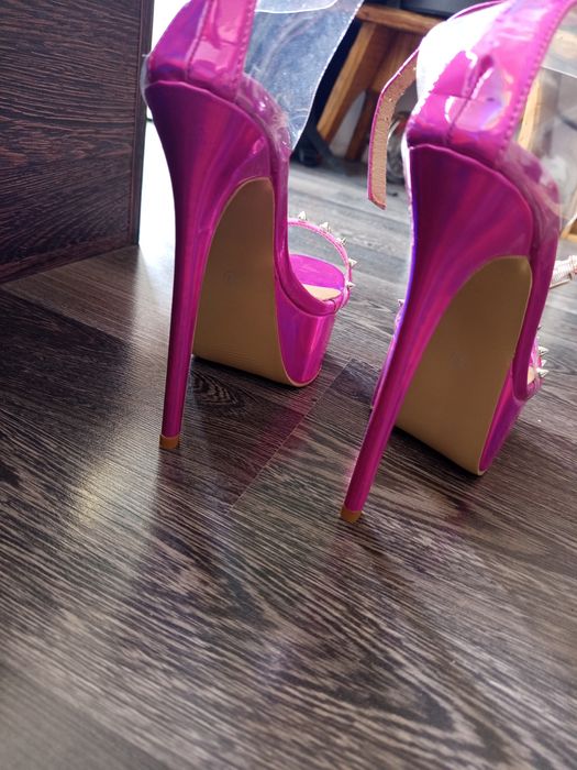 Дамски обувки на висок ток