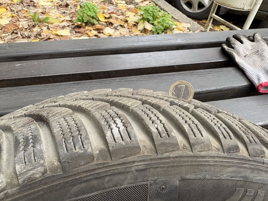 Продавам 15 цола зимни  гуми на два сезона цената е за двата брокарани